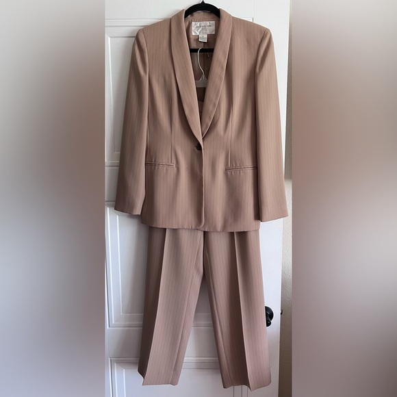 Jones New York Jackets & Blazers - Jones New York Suit Petite One-Button Blazer. Size 6P, Tan with Black Stripes